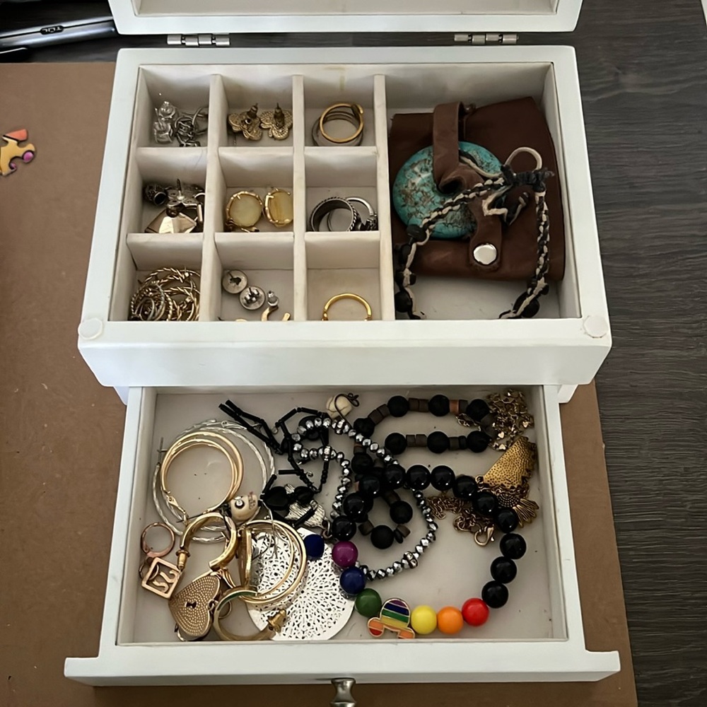 Jewelry box with jewelry